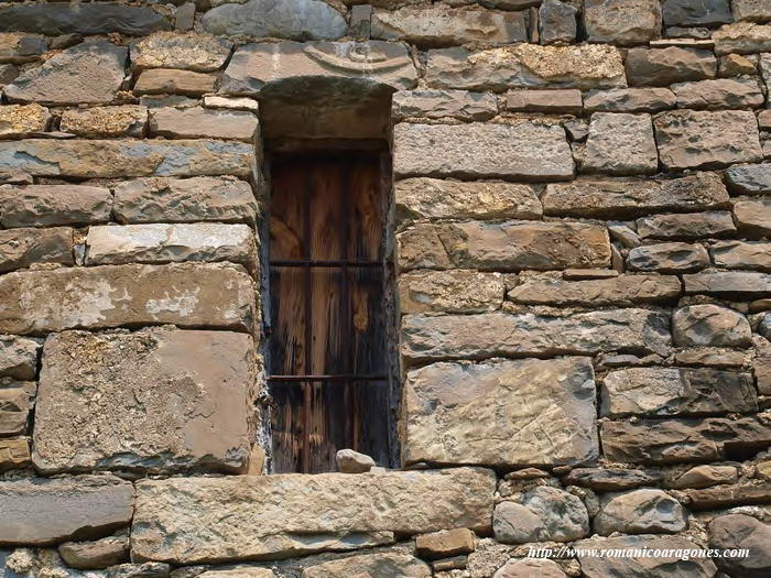 DETALLE DEL LADO SUR DE LA CABECERA MOSTRANDO LOS DOS VANOS ARCAICOS